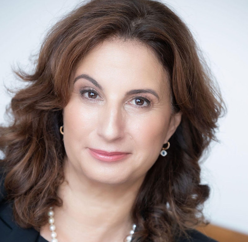 Sarah Avins headshot